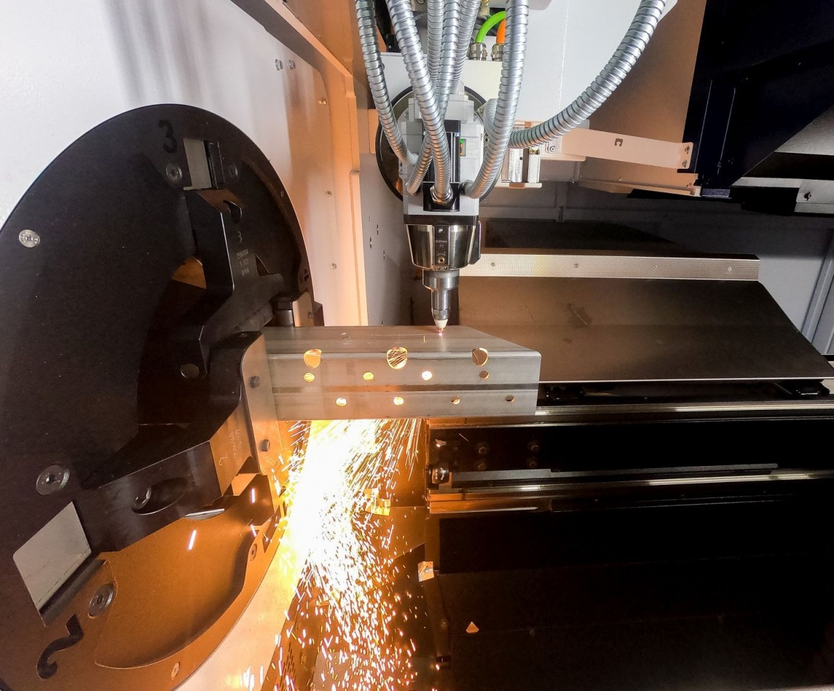 Laserowe cięcie 3D produktów długich
